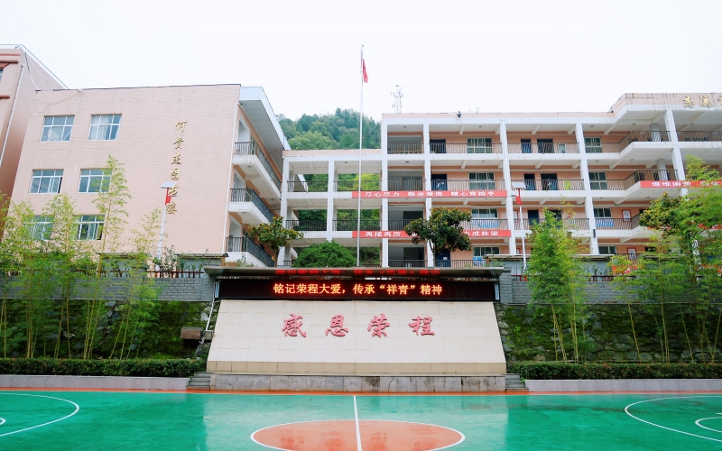 十七年深情伴成長(zhǎng)，十五載回訪續(xù)華章 —— 榮程集團(tuán)董事會(huì)主席張榮華一行回訪略陽榮程中學(xué)